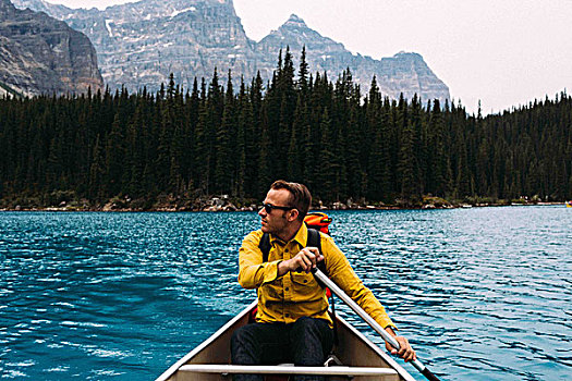正面,中年,男人,划船,独木舟,看别处,冰碛湖,班芙国家公园,艾伯塔省,加拿大