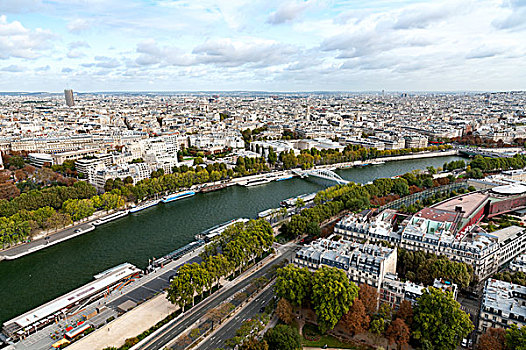 在埃菲尔铁塔上俯瞰巴黎市区
