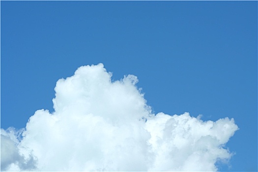 白色蓬松云,蓝天