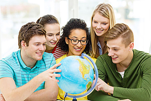 教育,旅行,地理,概念,五个,微笑,学生,看,地球,地球仪,学校