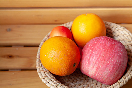 新鲜的水果橙子苹果放在篮子里特写