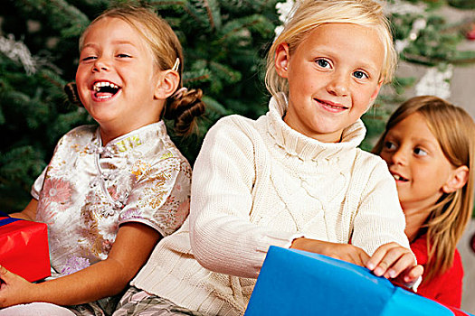 家庭,圣诞节,三个孩子,收到,礼物,展示