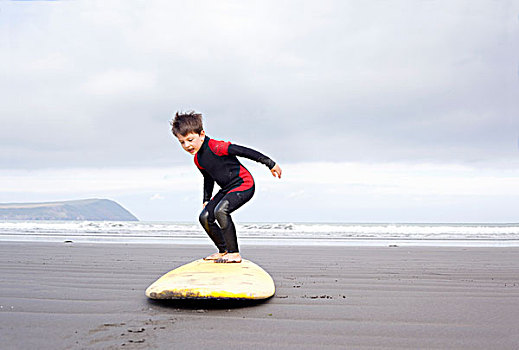 男孩,实践,冲浪板,海滩