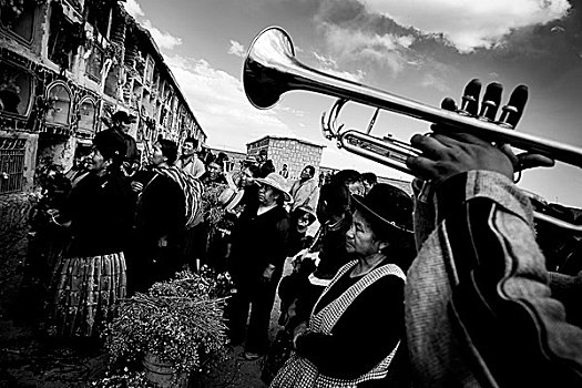 传统,仪式,种族,人,区域,南,玻利维亚,朋友,支付,死亡,喇叭,演奏,旋律