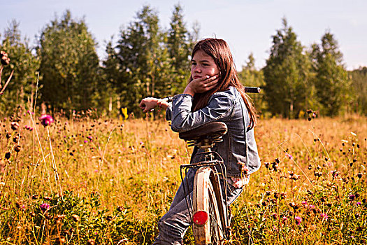 少女,坐,自行车,长,草场