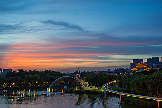 城市湖景