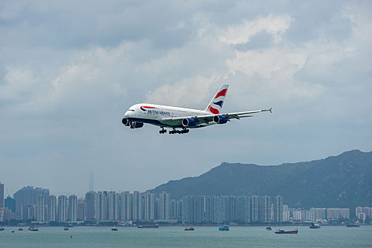 一架英国航空的空客a380客机正降落在香港国际机场