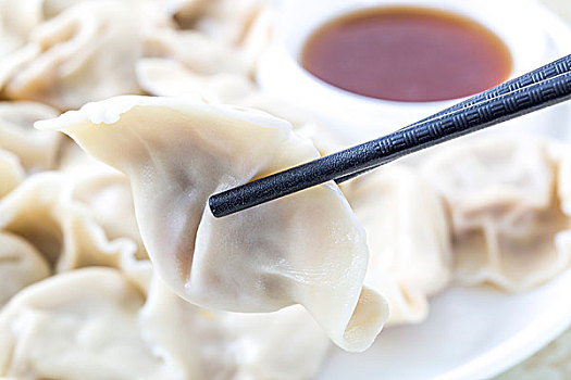 筷子夹着可口的饺子,特写镜头