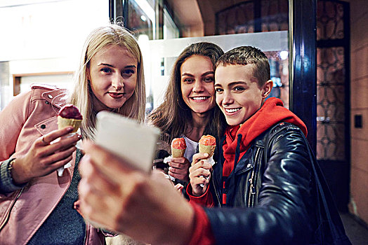 三个女人,年轻,冰激凌蛋卷,智能手机,城市街道