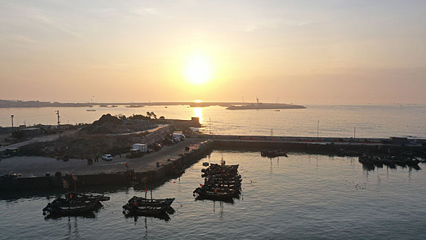 山东省日照市,晨光里的渔港机器轰鸣,渔民驾船出海期待鱼虾满仓
