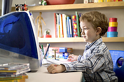 给,出生,电脑,注视,显示屏,侧面,序列,儿童,头像,孩子,5-7岁,休闲,爱好,兴趣,照料,室内,在家,数据输入