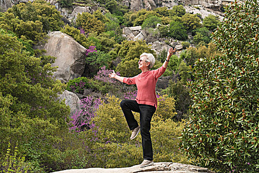 老年,女人,瑜珈,红杉国家公园,加利福尼亚,美国