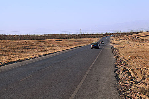 冬季草原上的公路