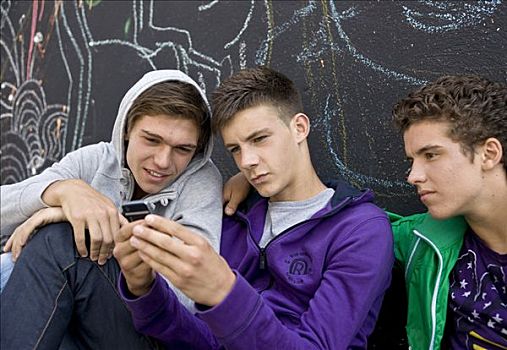 三个男孩,看,手机,特写