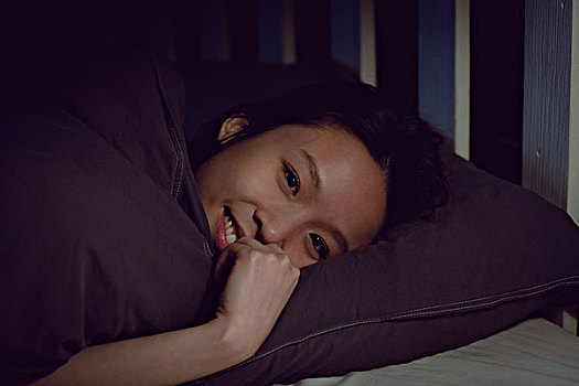 微笑,黑发,躺着,床,在家