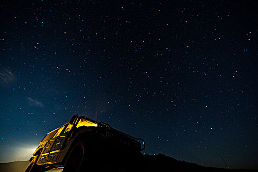 星空下的越野车