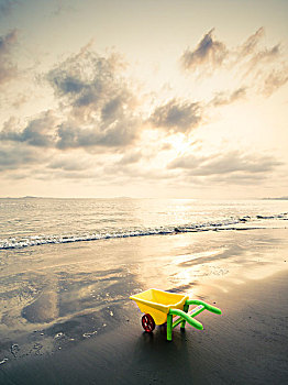 海边的塑料玩具推车