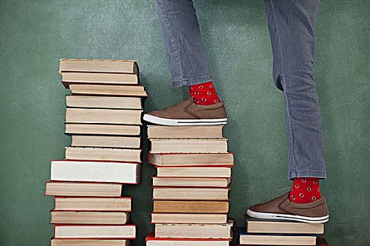 男生,攀登,脚步,书本,一堆,黑板