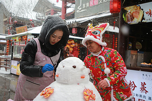 旅游小镇喜迎瑞雪,游客堆雪人寻找童年回忆