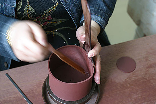 大运河宜兴当地的一人在制作紫砂壶