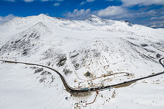 航拍西藏色季拉雪山