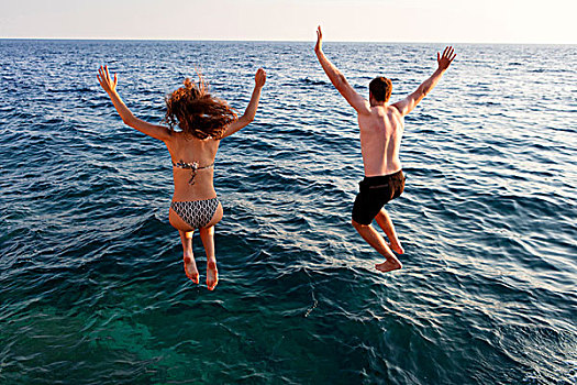 年轻,情侣,跳跃,海洋,后视图,克罗地亚