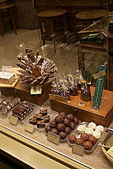 各种各样的,巧克力,在显示,糖果店,窗口,糖果,皇家,巴黎,法国
