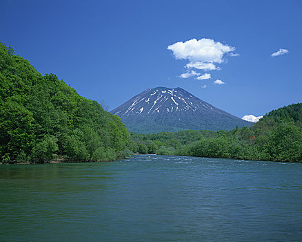 河,嫩绿色,山