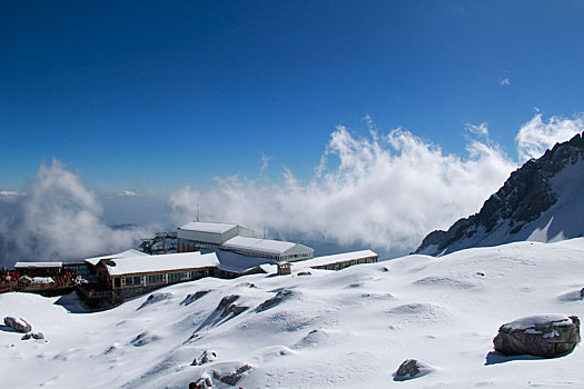 云南冬季雪山蓝天