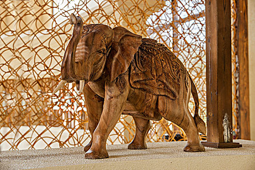 海南屯昌天湖半岛会所里的木雕大象