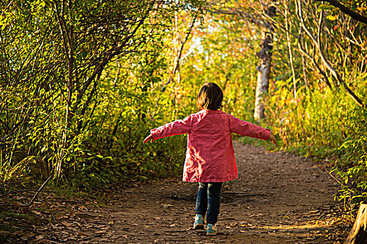 高兴,女性,幼儿,漫步,秋天,树林