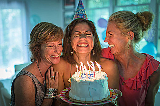 成年,女人,拿着,生日蛋糕,制作,许愿,两个,朋友,看