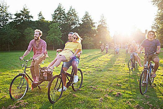 一堆,成年,到达,自行车,日落,公园,聚会