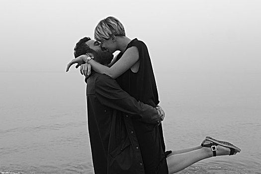 年轻,情侣,海滩,搂抱,吻