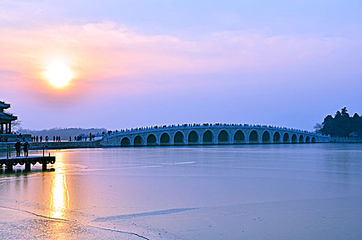 日落中的十七孔桥