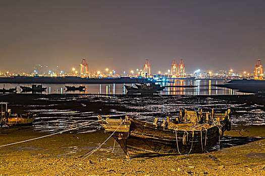 停泊的渔船夜景