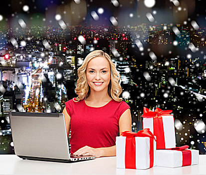 圣诞节,休假,科技,广告,人,概念,微笑,女人,红色,留白,衬衫,礼物,笔记本电脑,上方,雪,夜晚,城市,背景