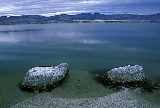 特写,两个,石头,湖岸,峡谷,渡轮,湖,蒙大拿,美国