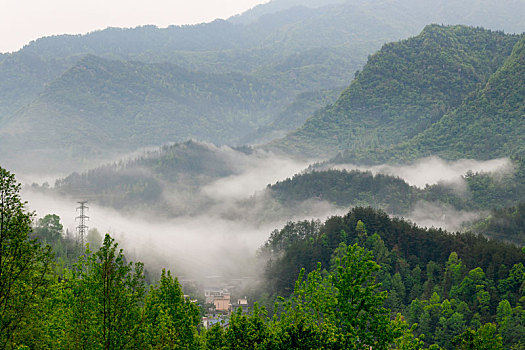 重庆酉阳,晨雾细雨美青山