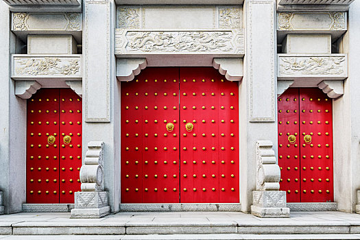 朱红乳钉宫门建筑,拍摄于南京市毗卢寺