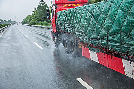 重庆至长沙在雨中g74高速公路上的大货车