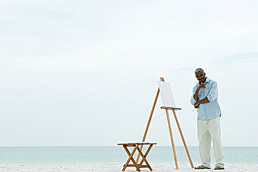 老人,站立,靠近,留白,帆布,海滩,拿着,粉刷,看镜头,微笑