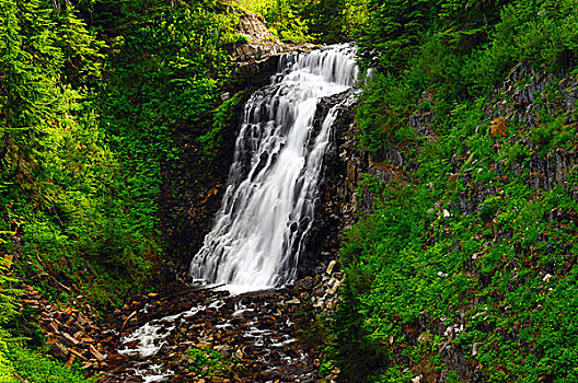 溪流,瀑布,贝克山-斯诺夸尔米国家森林公园,华盛顿,美国