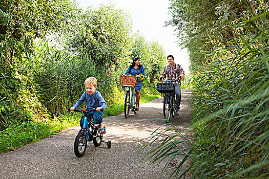 家庭,骑自行车,乡间小路