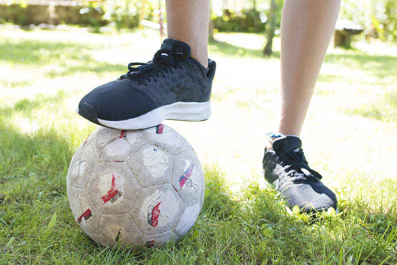 题:孩子,足球,脚 英 文:child with soccer ballcloseup of the foot
