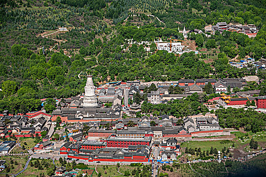 山西忻州市五台山黛螺顶寺院上远眺五台山群寺院