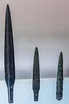 上海博物馆的战国手心纹矛,左右,和变形龙纹矛,中间