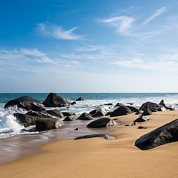 海南万宁香水湾海岸浪花拍打礁石