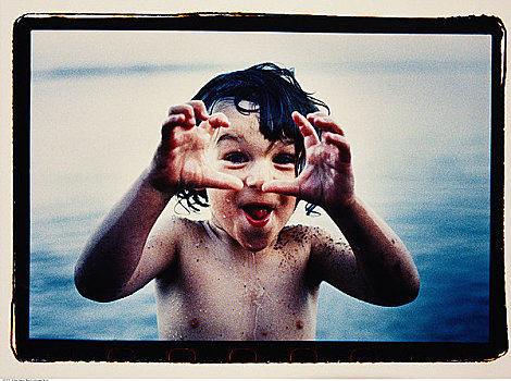 儿童,肖像,站在水中,怪相,手势