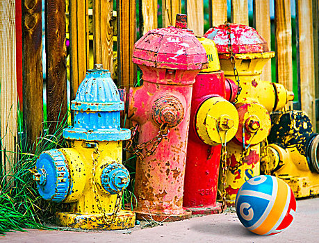 彩色,老,消防栓,涂绘,鲜明,坐,人行道,木,栅栏,橡胶,球